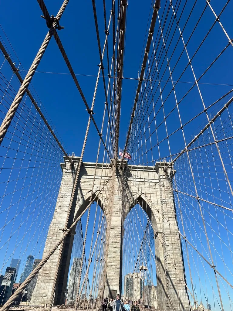 📍 Brooklyn Bridge, New York · Walking across in the sun