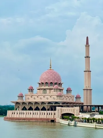 📍 Putra Mosque, Malaysia · The pink mosque on the lake