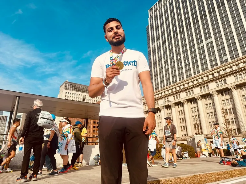 📍 Tokyo Marathon 2025 · Medal in hand at the finish